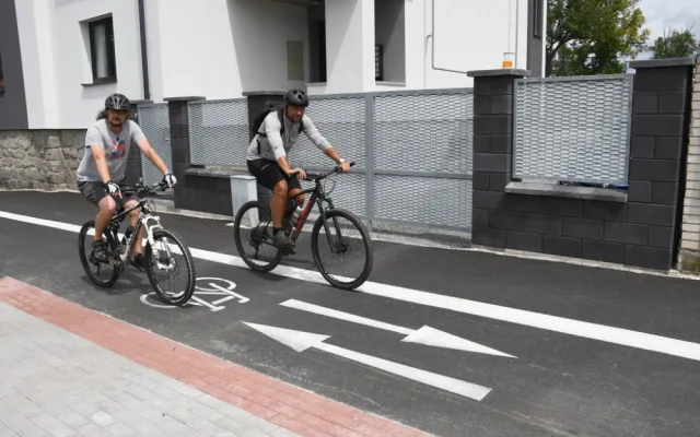 Stezka pro pěší a cyklisty u kasáren na Slovanech má nový asfaltový povrch