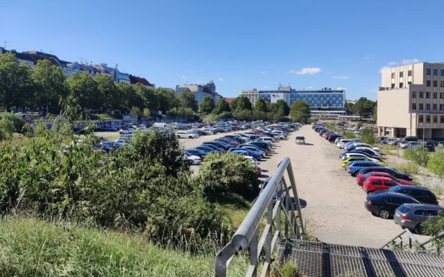 VIDEO: Od načančaného nádraží přes prašnou díru až po bezdomovce v parku, turisté se musí divit
