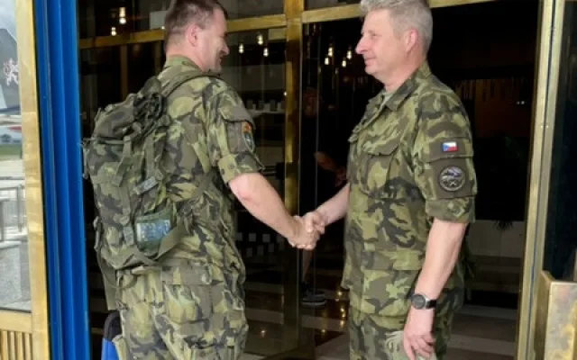 Velitel pluku plukovník Cífka přivítal vojáky na letišti v Praze