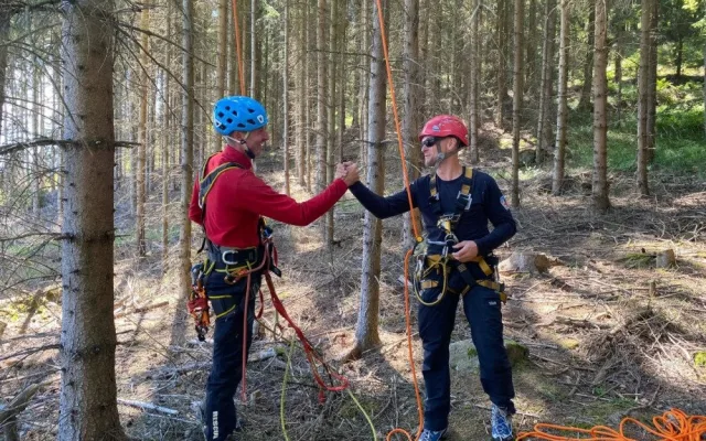 Šumavští horští záchranáři sundávali ze stromu dalšího paraglidistu, uvízl ve dvanáctimetrové výšce