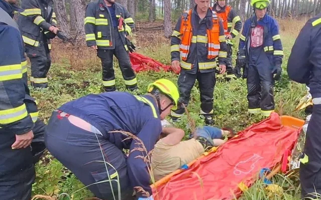Příprava nalezeného muže k transportu: Foto Hasiči Klenčí pod Čerchovem