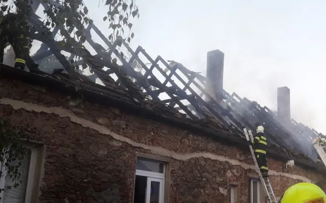Hasiči bojovali s ohněm i jazykovou bariérou, vyhořel dům obývaný cizinci