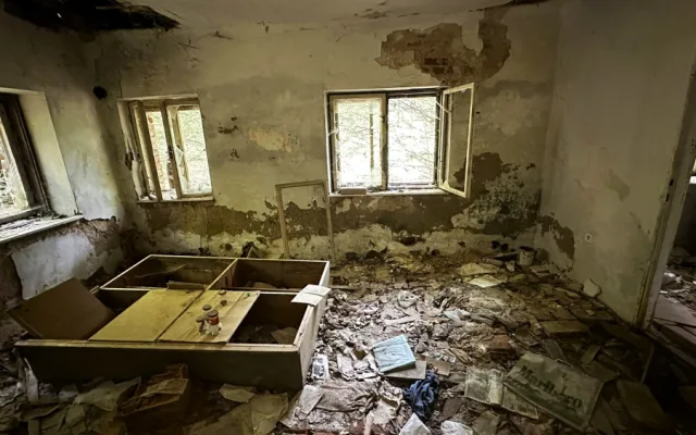 Zažijte nefalšovaný šumavský urbex v obřím komplexu rozpadající se bývalé papírny s pohnutou historií