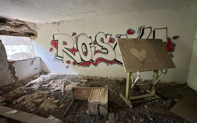 Zažijte nefalšovaný šumavský urbex v obřím komplexu rozpadající se bývalé papírny s pohnutou historií