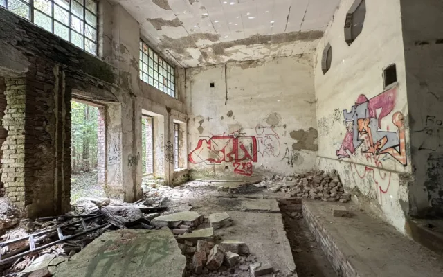 Zažijte nefalšovaný šumavský urbex v obřím komplexu rozpadající se bývalé papírny s pohnutou historií