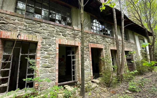 Zažijte nefalšovaný šumavský urbex v obřím komplexu rozpadající se bývalé papírny s pohnutou historií