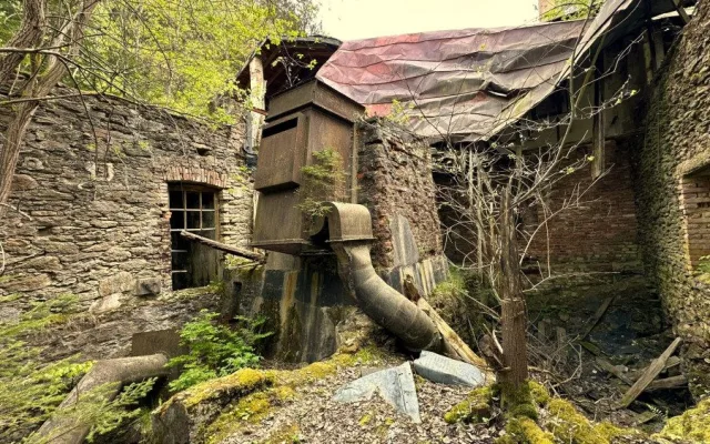 Zažijte nefalšovaný šumavský urbex v obřím komplexu rozpadající se bývalé papírny s pohnutou historií