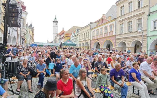 V Domažlicích vrcholí 70. chodské slavnosti, přijely desetitisíce lidí, i na mši