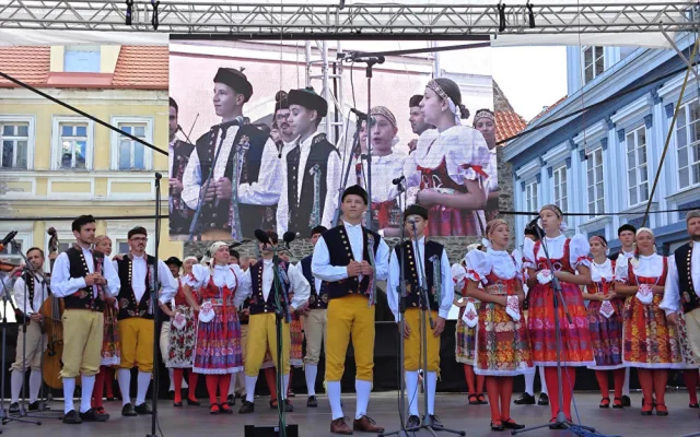V Domažlicích vrcholí 70. chodské slavnosti, přijely desetitisíce lidí, i na mši