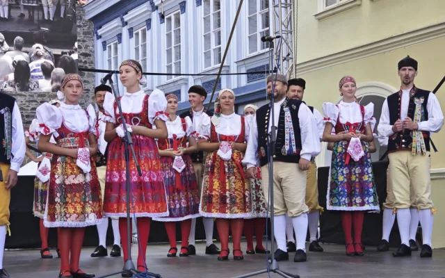 V Domažlicích vrcholí 70. chodské slavnosti, přijely desetitisíce lidí, i na mši