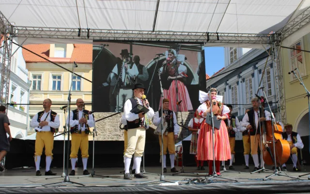 Hvězdou Chodských slavností byl třiadevadesátiletý legendární dudák a zpěvák Antonín Konrády