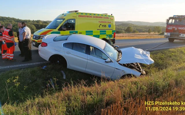 Dva senioři zahynuli při střetu dvou osobáků. Řidič Hyundai nedal přednost BMW, které jelo po hlavní