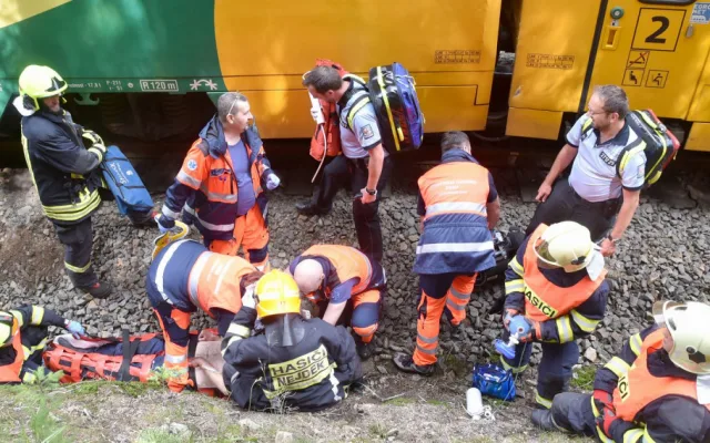 Vrátili mu život i tvář. Strojvedoucí, který přežil srážku vlaků se už čtvrtým rokem léčí v plzeňské nemocnici