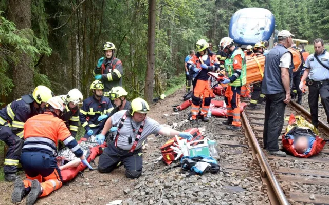 Vrátili mu život i tvář. Strojvedoucí, který přežil srážku vlaků se už čtvrtým rokem léčí v plzeňské nemocnici