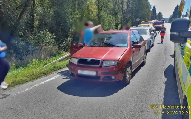 Tři osobní automobily se srazily v Revoluční ulici ve Stříbře