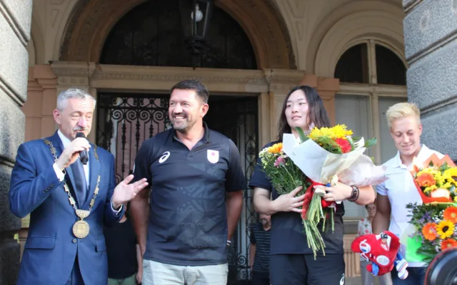 Zlatou olympijskou medaili přivezla obyvatelům Domažlic ukázat japonská oštěpařka Kitagučiová, která ve městě žije a trénuje