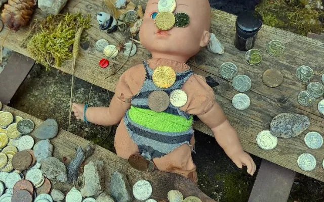 Nahromaděné předměty věnované Panně Marii u zázračné Hauswaldské kaple na Šumavě se některým turistům nelíbí