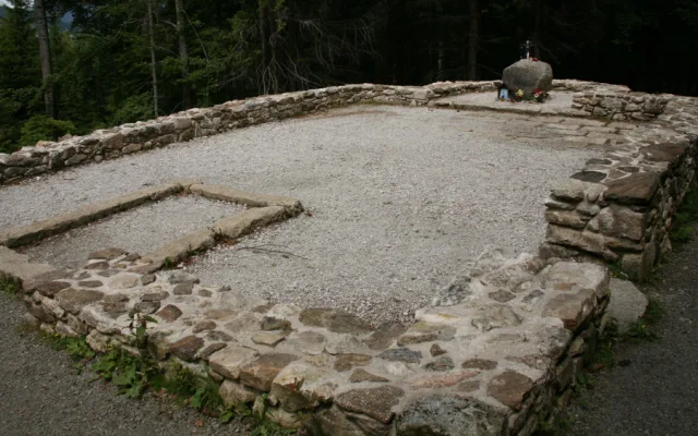 Nahromaděné předměty věnované Panně Marii u zázračné Hauswaldské kaple na Šumavě se některým turistům nelíbí