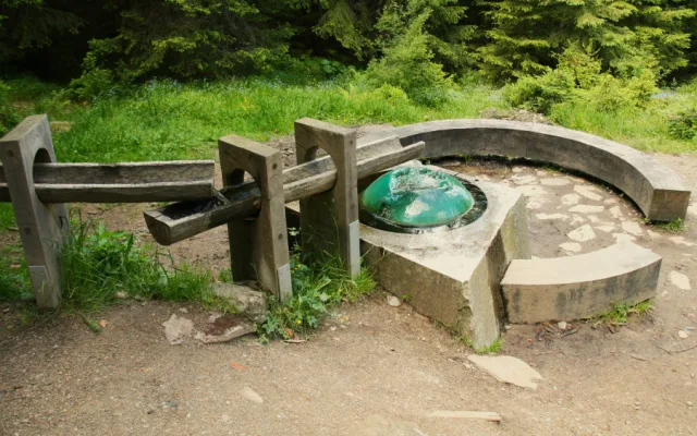 Nahromaděné předměty věnované Panně Marii u zázračné Hauswaldské kaple na Šumavě se některým turistům nelíbí