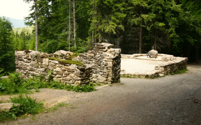 Nahromaděné předměty věnované Panně Marii u zázračné Hauswaldské kaple na Šumavě se některým turistům nelíbí