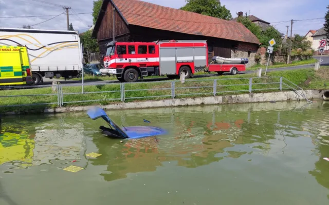 Starší řidič dostal smyk a skončil v požární nádrži, topící se posádce pomohli svědci