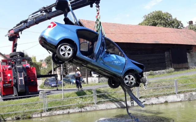 Starší řidič dostal smyk a skončil v požární nádrži, topící se posádce pomohli svědci
