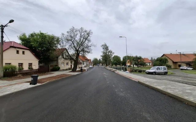 Auta už mohou jezdit po opravené silnici I/27 ve Vysoké Libyni na Plzeňsku, práce tam ale ještě nekončí