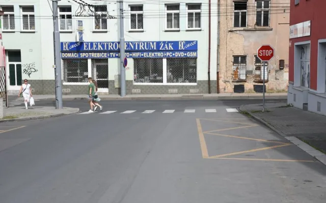 Řidiči v Plzni musí počítat s další objížďkou, dělníci rozkopou Purkyňovu ulici