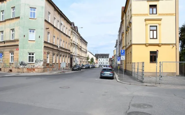 Řidiči v Plzni musí počítat s další objížďkou, dělníci rozkopou Purkyňovu ulici
