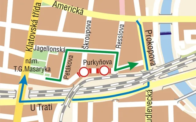 Řidiči v Plzni musí počítat s další objížďkou, dělníci rozkopou Purkyňovu ulici