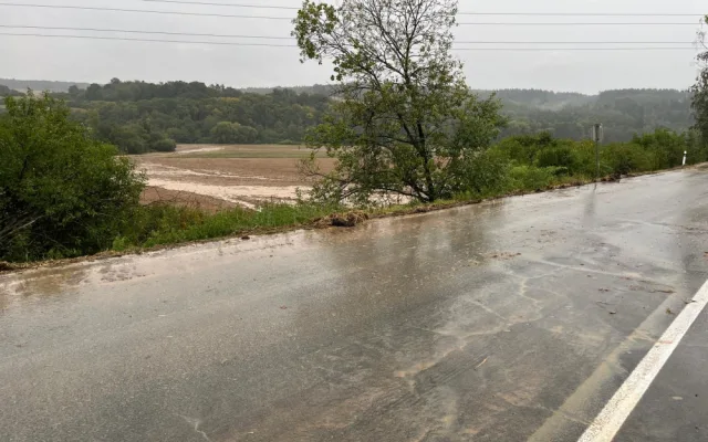 Rokycansko zasáhly silné bouřky, voda zaplavila desítky sklepů, komplikace byly i na dálnici D5