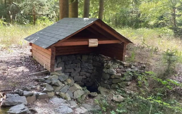 Lesnici obnovili tři studánky v lesích na Kokotsku, podél stezky je i ta s kuriozním názvem U Čůráčku
