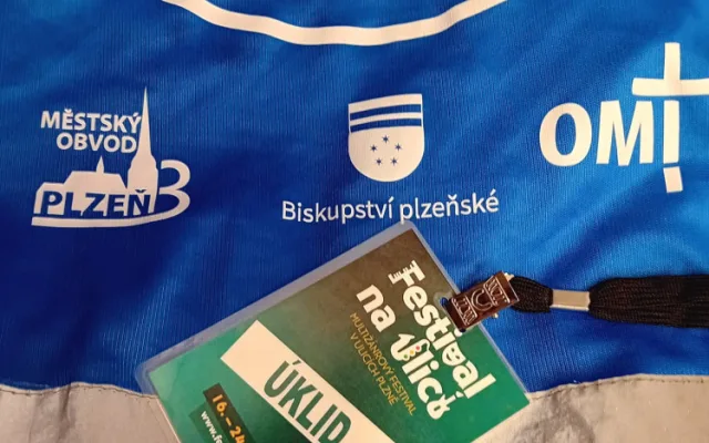 Bezdomovci pomáhají devět dní s úklidem a tříděním odpadu při festivalu v centru města díky novému projektu