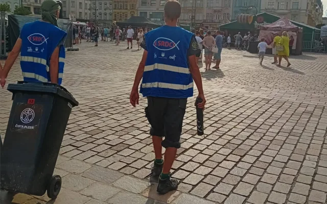 Bezdomovci pomáhají devět dní s úklidem a tříděním odpadu při festivalu v centru města díky novému projektu