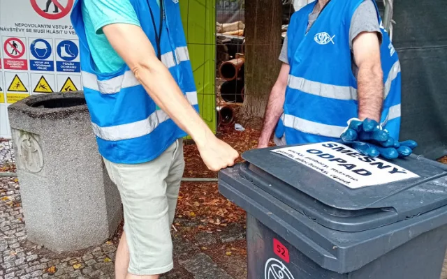 Bezdomovci pomáhají devět dní s úklidem a tříděním odpadu při festivalu v centru města díky novému projektu
