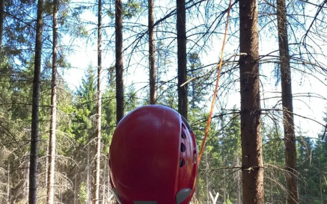 Horské záchranáře nejvíce zaměstnávají cyklisté. Na Šumavě sundávali ze stromu i několik paraglidistů