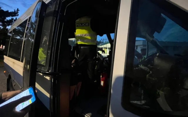 Cizinecká policie si posvítila na ubytovny i noční kluby, zkontrolovali stovky lidí a odhalili řadu přestupků