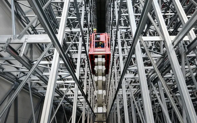 Pivovar buduje druhou část automatizovaného gigantického skladu. Po dokončení pojme 50 milionů piv