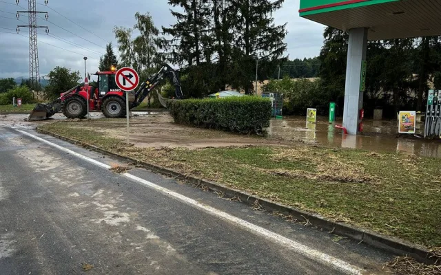 Zbiroh sečetl škody po bleskové povodni, kdy tam spadlo rekordní množství srážek