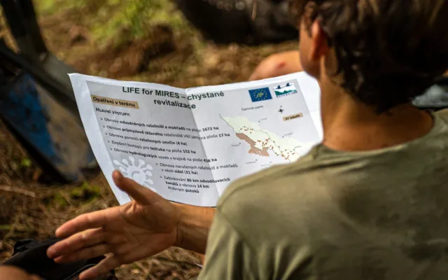 Desítky dobrovolníků pomáhaly s obnovou mokřadů a rašelinišť v Národním parku Šumava