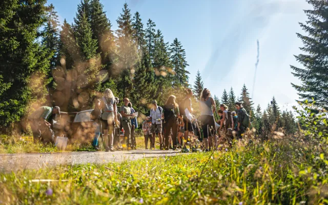 Desítky dobrovolníků pomáhaly s obnovou mokřadů a rašelinišť v Národním parku Šumava