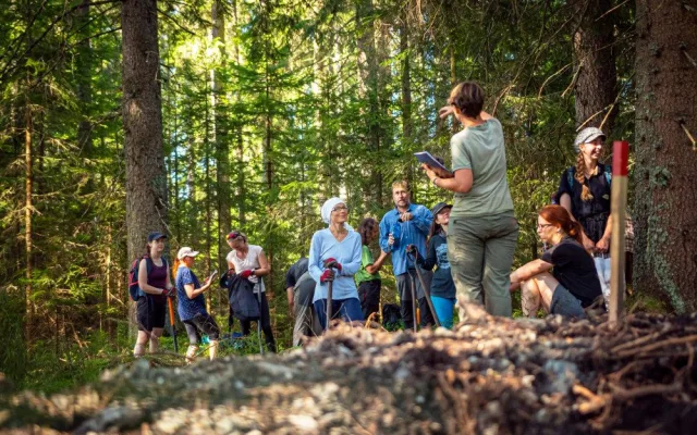 Desítky dobrovolníků pomáhaly s obnovou mokřadů a rašelinišť v Národním parku Šumava
