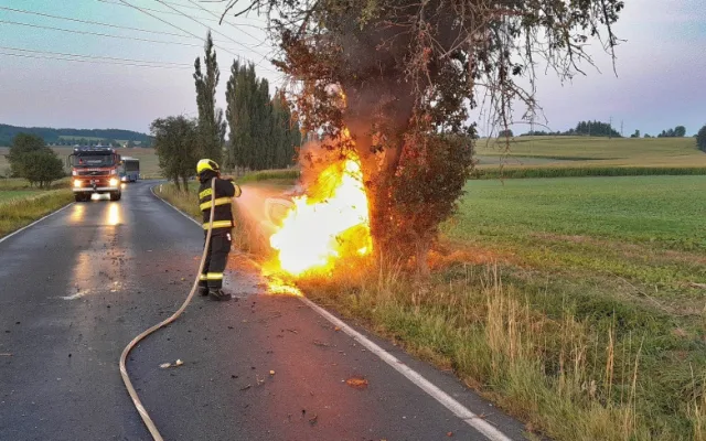 Osobák vylétl ze silnice, narazil do stromu a začal hořet, řidič skončil v nemocnici