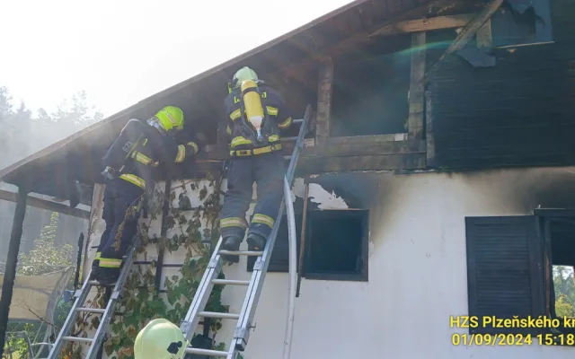 Hasiči likvidovali požár v chatové oblasti. Plameny způsobily škodu za 1,2 milionu korun
