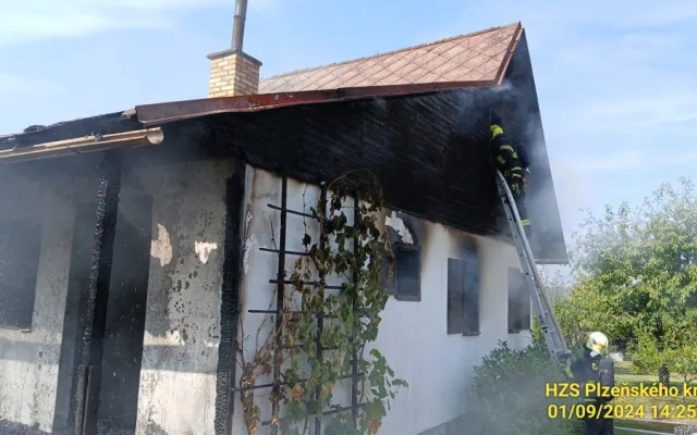 Hasiči likvidovali požár v chatové oblasti. Plameny způsobily škodu za 1,2 milionu korun