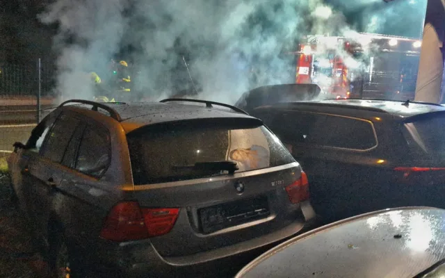 Šest luxusních vozů lehlo popelem, útok na autobazar má nejspíš na svědomí žhář