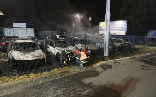 Šest luxusních vozů lehlo popelem, útok na autobazar má nejspíš na svědomí žhář