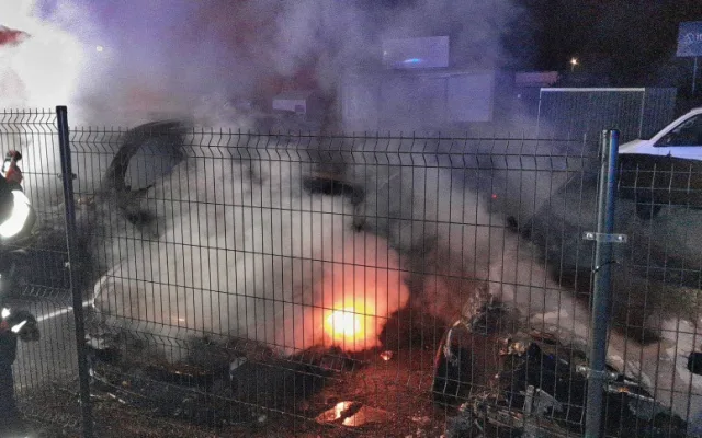 Šest luxusních vozů lehlo popelem, útok na autobazar má nejspíš na svědomí žhář