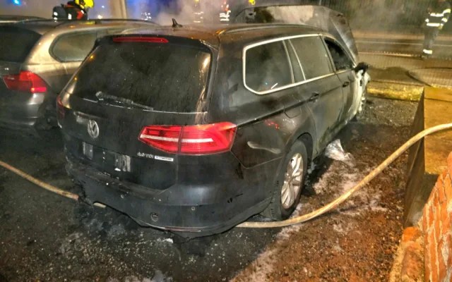 Šest luxusních vozů lehlo popelem, útok na autobazar má nejspíš na svědomí žhář