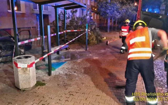 Osobák nejdříve narazil do stromu a pak vletěl do prosklené zastávky MHD, kterou zdemoloval